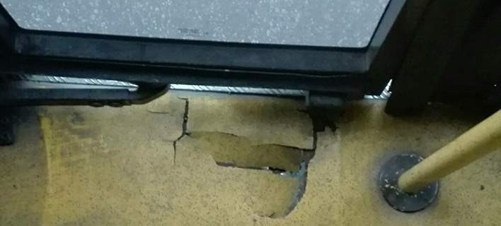 Προσοχή κινδυνεύουν επιβάτες: Τρύπα σε πάτωμα λεωφορείου στη Θεσσαλονίκη -Φαίνεται το οδόστρωμα [εικόνα]